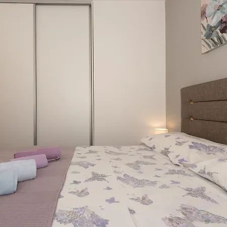 Apartment Apartments Max