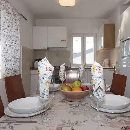 Apartments Max Apartment Ražanac